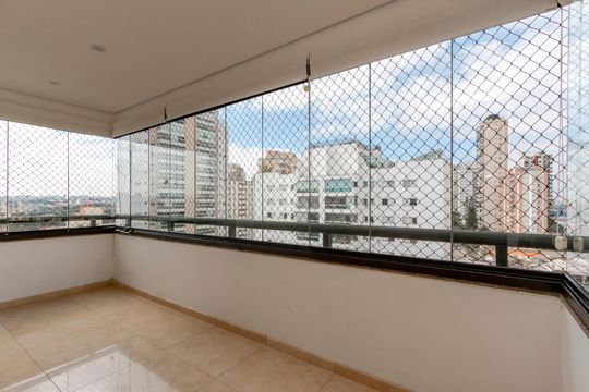 Comprar apartamento no Campo Belo com 3 quartos e piscina no condomínio. — Varanda da Sala