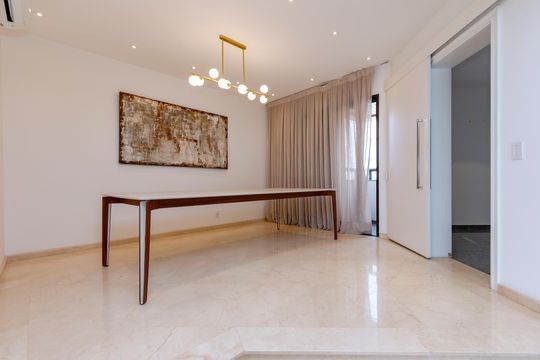 Comprar apartamento no Campo Belo com 3 quartos e piscina no condomínio. — Sala de Jantar