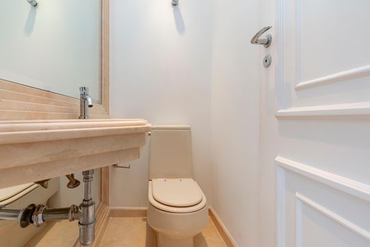 Comprar apartamento no Campo Belo com 3 quartos e piscina no condomínio. — Lavabo