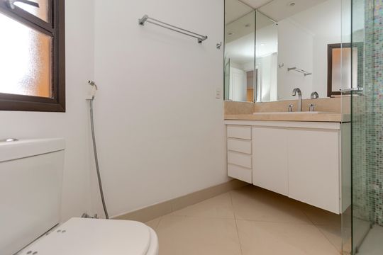 Comprar apartamento no Campo Belo com 3 quartos e piscina no condomínio. — Banheiro da Suíte 2