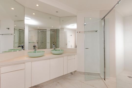 Comprar apartamento no Campo Belo com 3 quartos e piscina no condomínio. — Banheiro da Suíte 1