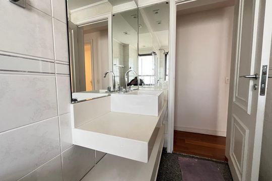 Comprar apartamento no Campo Belo com 3 quartos e piscina no condomínio. — Banheiro da Suíte 3
