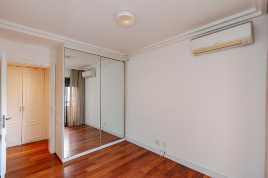 Comprar apartamento no Campo Belo com 3 quartos e piscina no condomínio. — Suíte 2