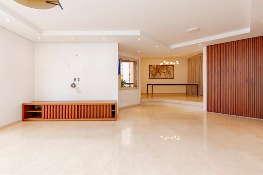 Comprar apartamento no Campo Belo com 3 quartos e piscina no condomínio. — Sala