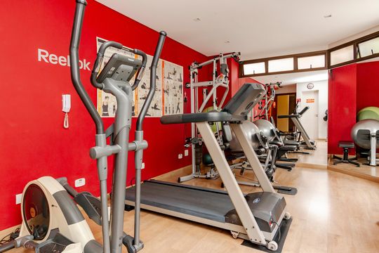 Comprar apartamento no Campo Belo com 3 quartos e piscina no condomínio. — Academia