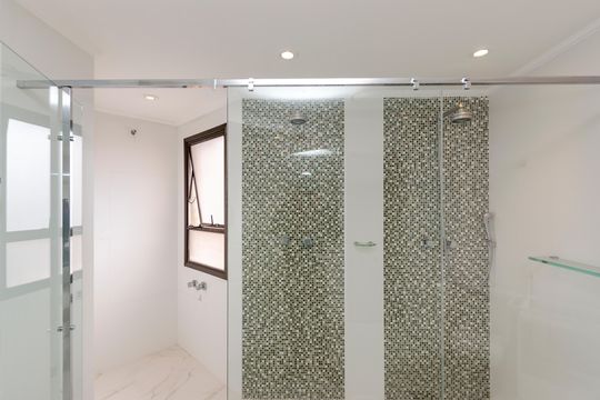 Comprar apartamento no Campo Belo com 3 quartos e piscina no condomínio. — Banheiro da Suíte 1