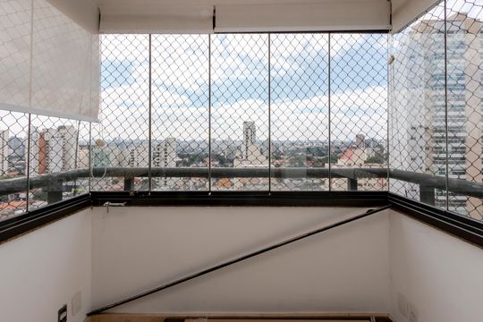 Comprar apartamento no Campo Belo com 3 quartos e piscina no condomínio. — Varanda da Suíte 1