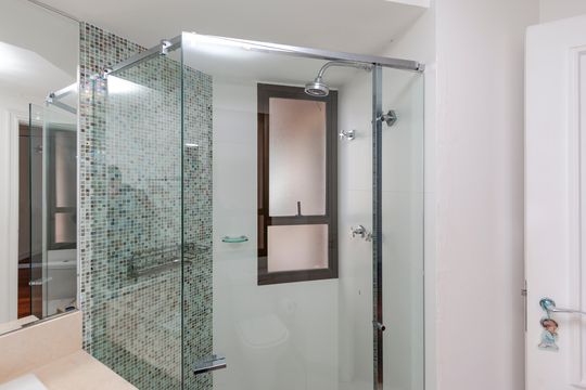 Comprar apartamento no Campo Belo com 3 quartos e piscina no condomínio. — Banheiro da Suíte 2