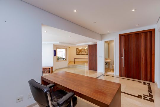 Comprar apartamento no Campo Belo com 3 quartos e piscina no condomínio. — Sala