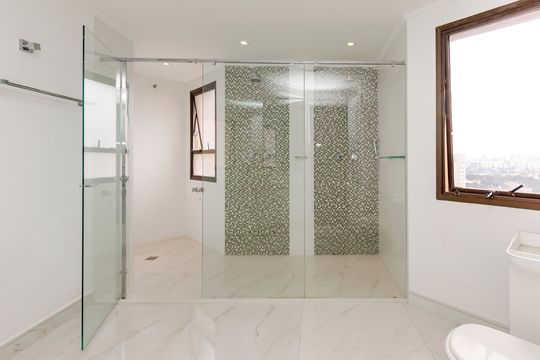 Comprar apartamento no Campo Belo com 3 quartos e piscina no condomínio. — Banheiro da Suíte 1
