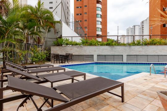 Comprar apartamento no Campo Belo com 3 quartos e piscina no condomínio. — Piscina