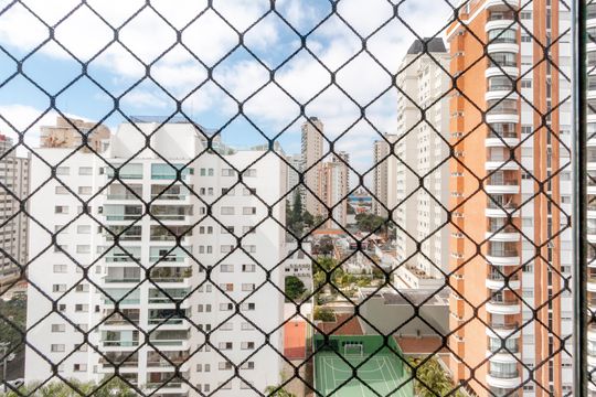 Comprar apartamento no Campo Belo com 3 quartos e piscina no condomínio. — Vista da Varanda da Sala