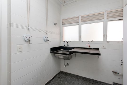 Comprar apartamento no Campo Belo com 3 quartos e piscina no condomínio. — Área de Serviço