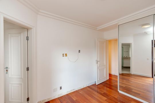Comprar apartamento no Campo Belo com 3 quartos e piscina no condomínio. — Suíte 2