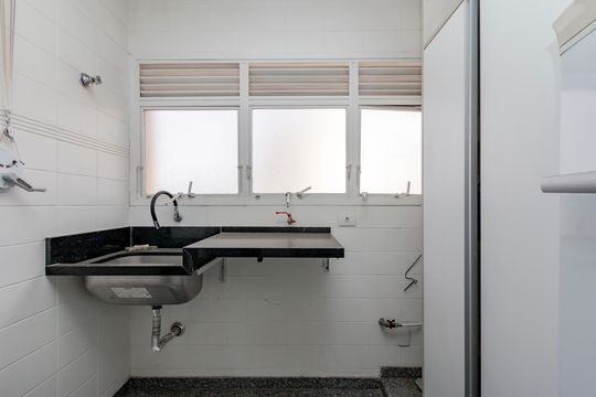 Comprar apartamento no Campo Belo com 3 quartos e piscina no condomínio. — Área de Serviço