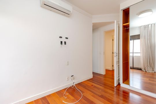 Comprar apartamento no Campo Belo com 3 quartos e piscina no condomínio. — Suíte 3