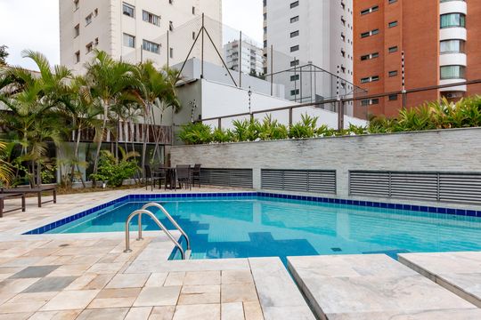 Comprar apartamento no Campo Belo com 3 quartos e piscina no condomínio. — Piscina