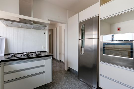 Comprar apartamento no Campo Belo com 3 quartos e piscina no condomínio. — Cozinha