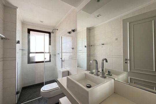 Comprar apartamento no Campo Belo com 3 quartos e piscina no condomínio. — Banheiro da Suíte 3
