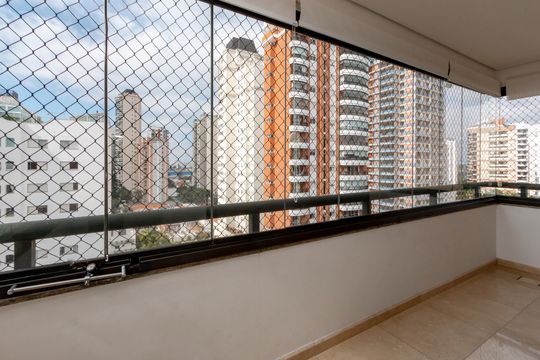 Comprar apartamento no Campo Belo com 3 quartos e piscina no condomínio. — Varanda da Sala