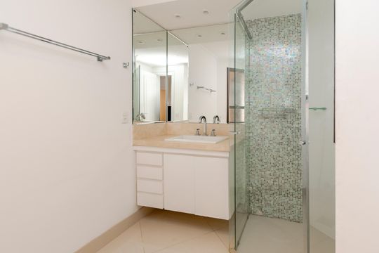 Comprar apartamento no Campo Belo com 3 quartos e piscina no condomínio. — Banheiro da Suíte 2