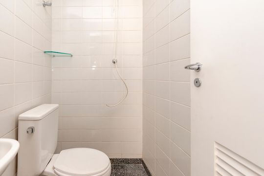 Comprar apartamento no Campo Belo com 3 quartos e piscina no condomínio. — Banheiro de Serviço
