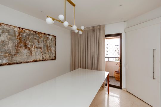 Comprar apartamento no Campo Belo com 3 quartos e piscina no condomínio. — Sala de Jantar