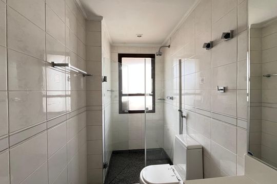 Comprar apartamento no Campo Belo com 3 quartos e piscina no condomínio. — Banheiro da Suíte 3