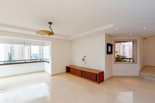 Comprar apartamento no Campo Belo com 3 quartos e piscina no condomínio. — Sala