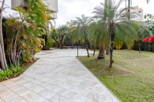 Comprar apartamento no Campo Belo com 3 quartos e piscina no condomínio. — Área Comum