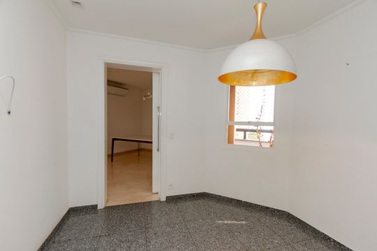 Comprar apartamento no Campo Belo com 3 quartos e piscina no condomínio. — Copa