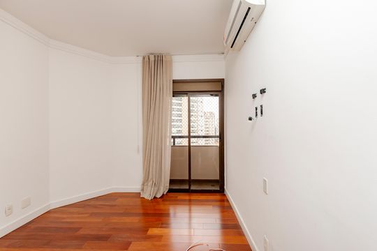 Comprar apartamento no Campo Belo com 3 quartos e piscina no condomínio. — Suíte 3