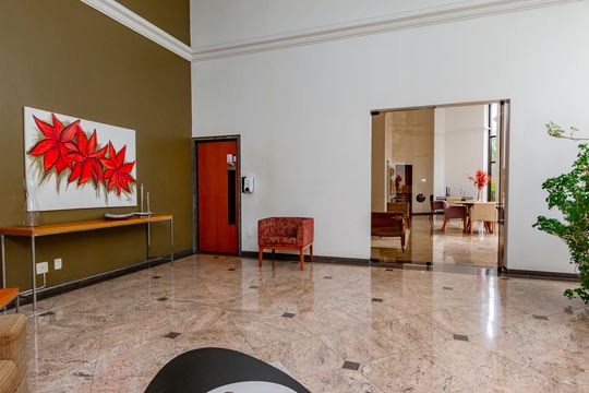 Comprar apartamento no Campo Belo com 3 quartos e piscina no condomínio. — Hall de Entrada