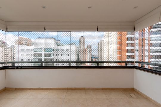 Comprar apartamento no Campo Belo com 3 quartos e piscina no condomínio. — Varanda da Sala