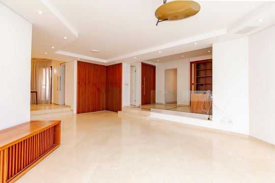 Comprar apartamento no Campo Belo com 3 quartos e piscina no condomínio. — Sala