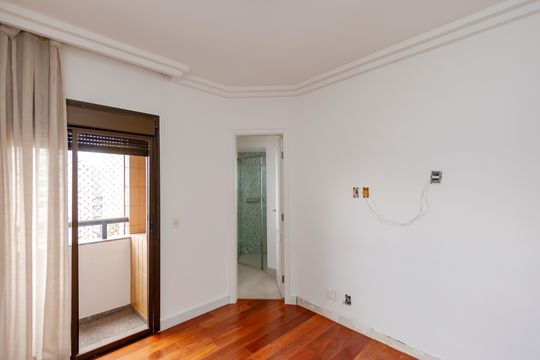Comprar apartamento no Campo Belo com 3 quartos e piscina no condomínio. — Suíte 2