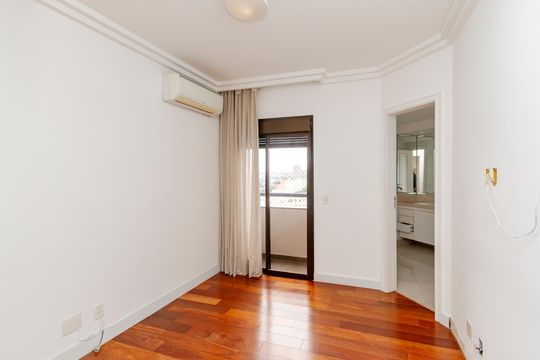 Comprar apartamento no Campo Belo com 3 quartos e piscina no condomínio. — Suíte 2