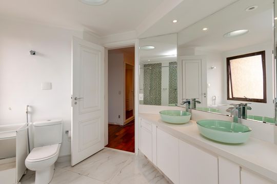 Comprar apartamento no Campo Belo com 3 quartos e piscina no condomínio. — Banheiro da Suíte 1