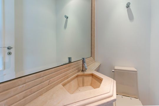 Comprar apartamento no Campo Belo com 3 quartos e piscina no condomínio. — Lavabo
