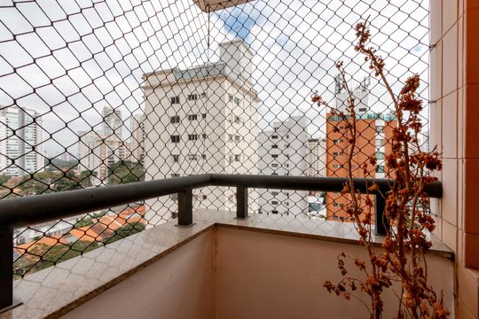 Comprar apartamento no Campo Belo com 3 quartos e piscina no condomínio. — Varanda da Sala de Jantar