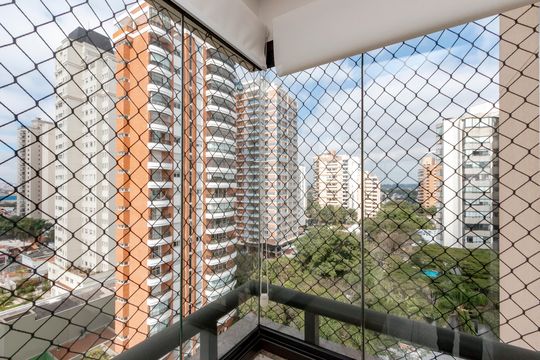 Comprar apartamento no Campo Belo com 3 quartos e piscina no condomínio. — Varanda da Sala