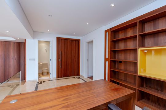 Comprar apartamento no Campo Belo com 3 quartos e piscina no condomínio. — Sala
