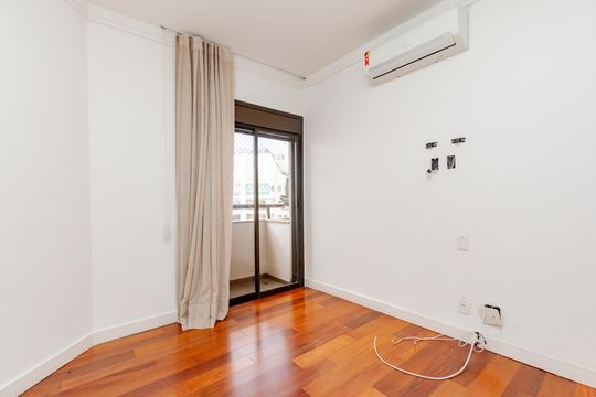 Comprar apartamento no Campo Belo com 3 quartos e piscina no condomínio. — Suíte 3