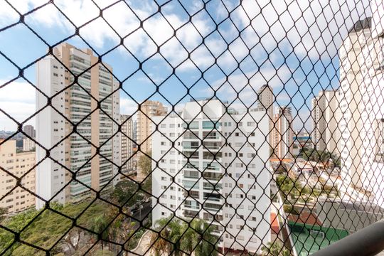Comprar apartamento no Campo Belo com 3 quartos e piscina no condomínio. — Varanda da Suíte 3