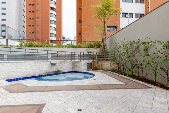 Comprar apartamento no Campo Belo com 3 quartos e piscina no condomínio. — Piscina