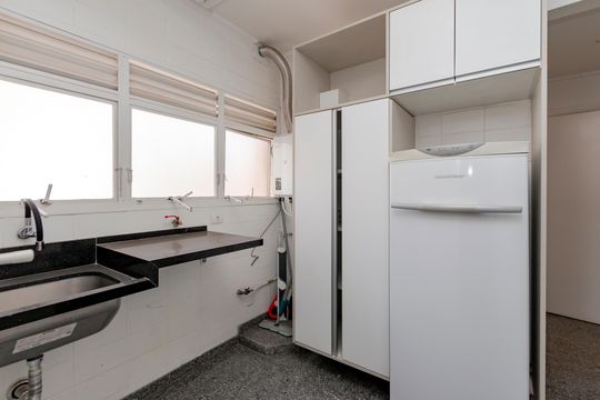Comprar apartamento no Campo Belo com 3 quartos e piscina no condomínio. — Área de Serviço