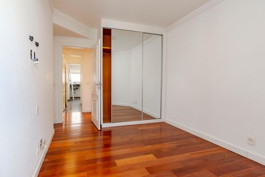 Comprar apartamento no Campo Belo com 3 quartos e piscina no condomínio. — Suíte 3