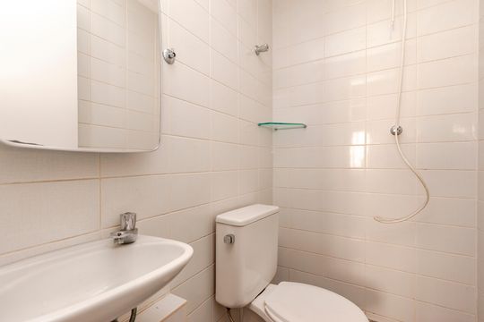 Comprar apartamento no Campo Belo com 3 quartos e piscina no condomínio. — Banheiro de Serviço