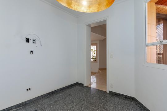 Comprar apartamento no Campo Belo com 3 quartos e piscina no condomínio. — Copa