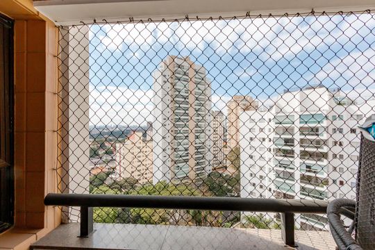 Comprar apartamento no Campo Belo com 3 quartos e piscina no condomínio. — Varanda da Suíte 3